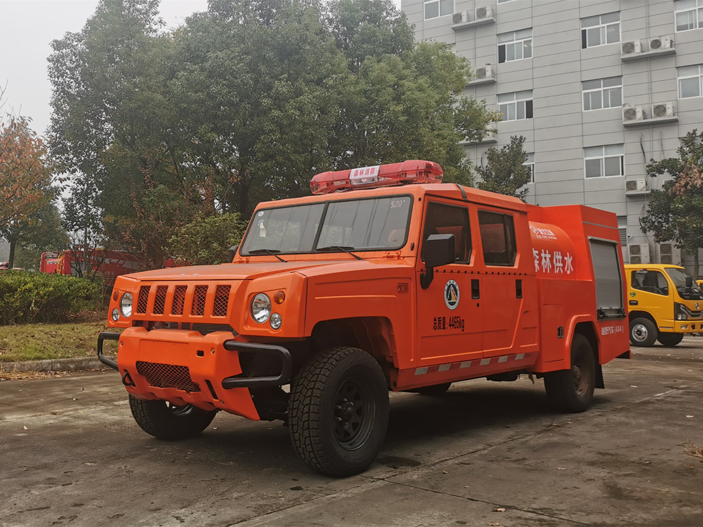 滅火車，勇士雙排四驅(qū)供水車（方圓罐）JDF5043GGSBAW6